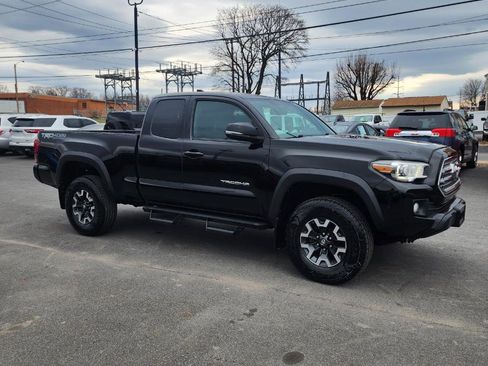 Used 2016 Toyota Tacoma TRD Off-Road w/ Premium & Technology Package image 6