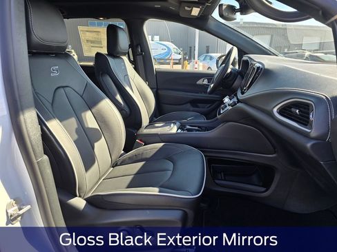 New 2027 Chrysler Pacifica Limited AWD/4WD image 16