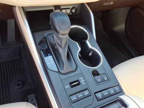 Used 2021 Toyota Highlander XLE AWD/4WD image 34