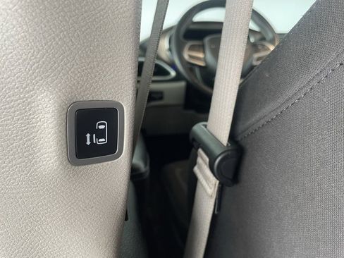 Used 2022 Chrysler Voyager LX image 25