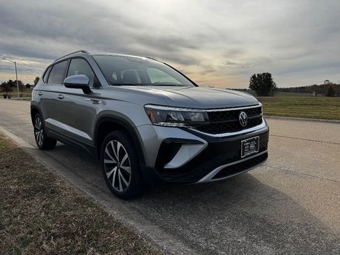 Used 2024 Volkswagen Taos SE image 4