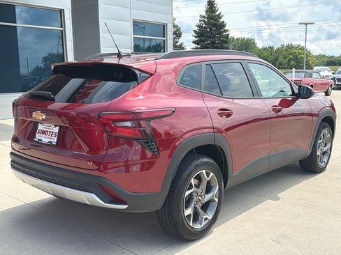 Used 2025 Chevrolet Trax LT w/ LT Convenience Package FWD image 8