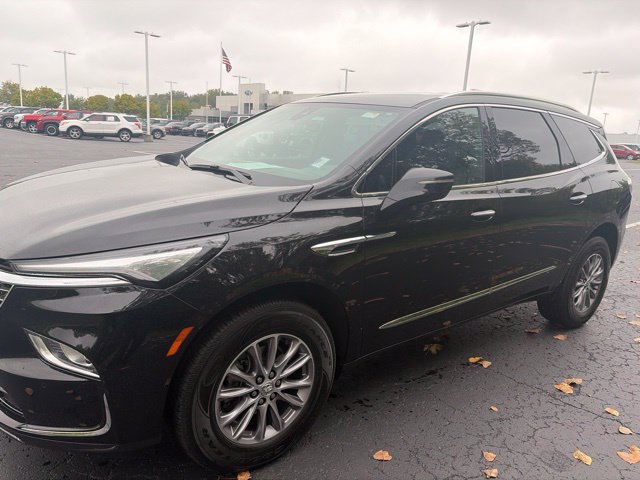 Used 2024 Buick Enclave Essence AWD/4WD image 3