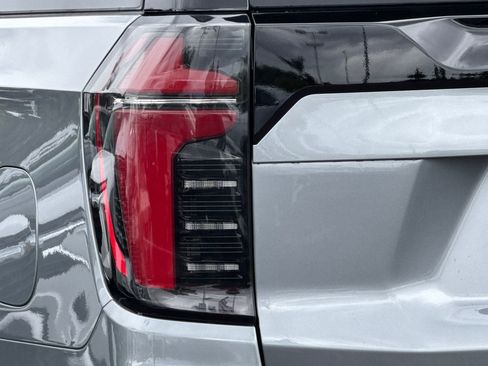 Used 2025 Chevrolet Suburban Z71 image 46