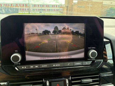 Used 2025 Nissan Pathfinder SV FWD image 21