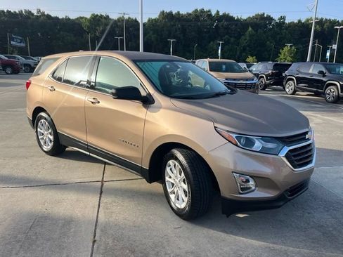 Used 2019 Chevrolet Equinox LS w/ LS Convenience Package FWD image 9