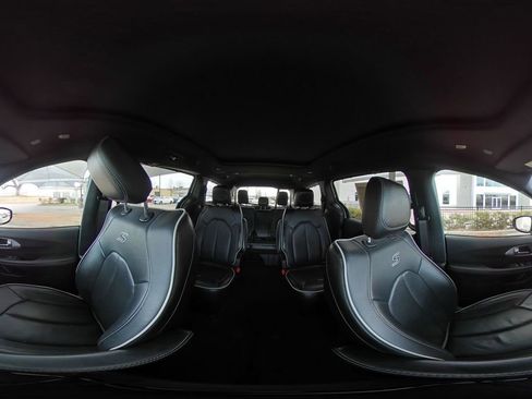 Used 2025 Chrysler Pacifica Limited image 49