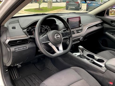 Used 2025 Nissan Altima 2.5 SV FWD image 18