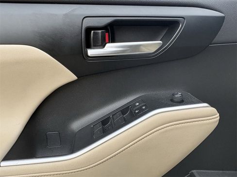 Used 2023 Toyota Highlander XSE image 11