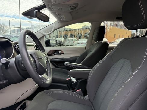 Used 2023 Chrysler Voyager LX image 13
