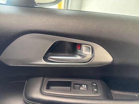 Used 2018 Chrysler Pacifica Limited w/ Advanced Safetytec Group FWD image 8