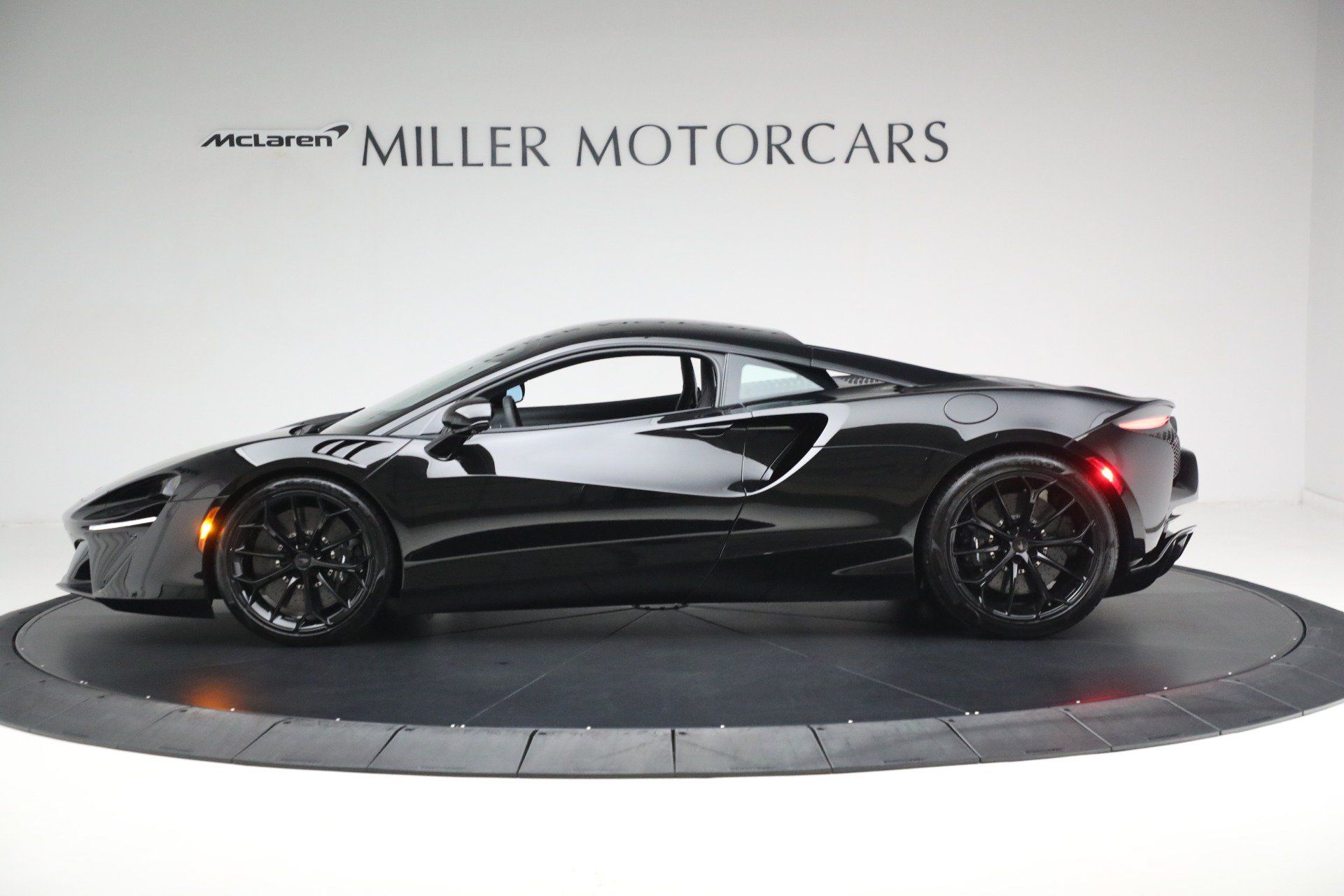 Used 2025 McLaren Artura RWD image 3