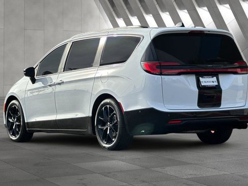 Used 2024 Chrysler Pacifica Limited w/ Uconnect Theater Family Group image 6