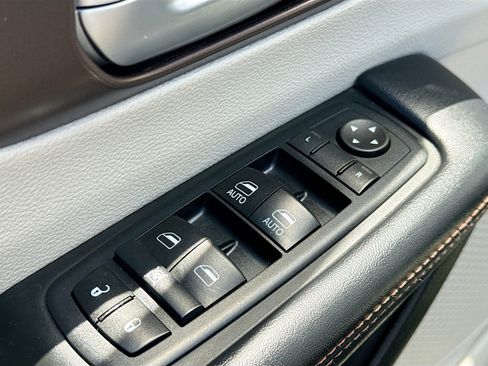 Used 2017 Chrysler Pacifica Touring-L FWD image 8