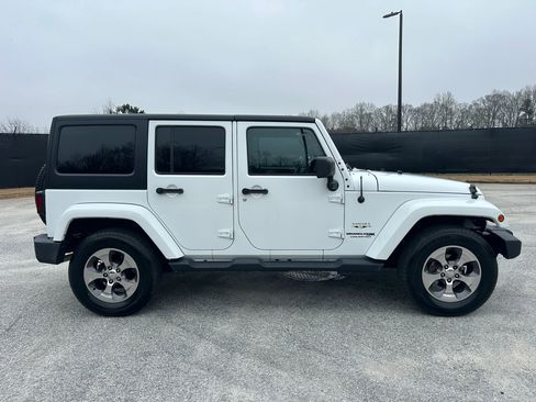 Used 2018 Jeep Wrangler Unlimited Sahara w/ Connectivity Group AWD/4WD image 6