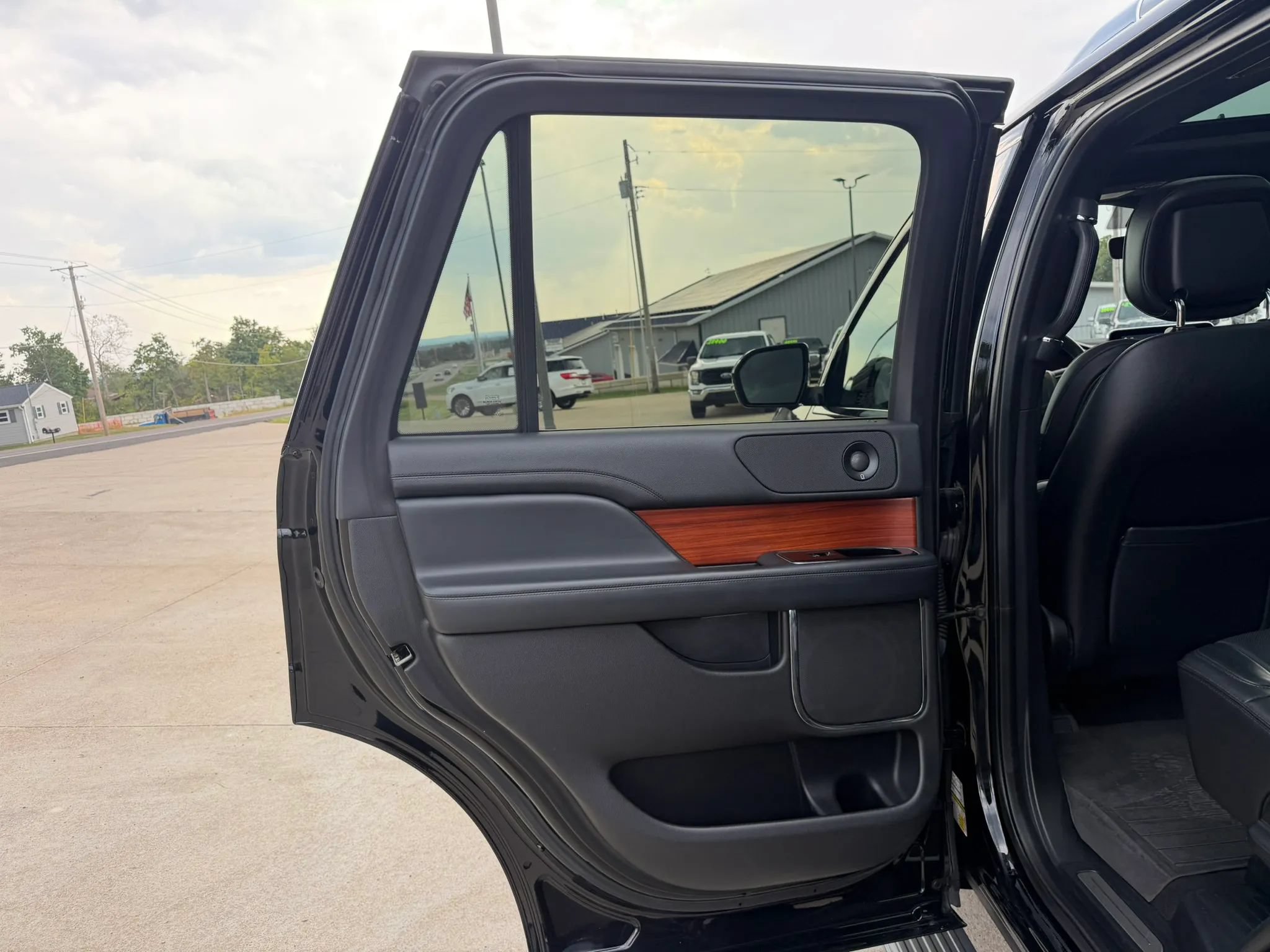 Used 2018 Lincoln Navigator Select w/ Technology Package AWD/4WD image 36