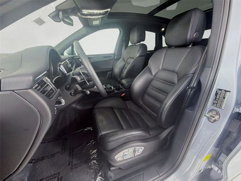 Certified 2025 Porsche Macan image 5