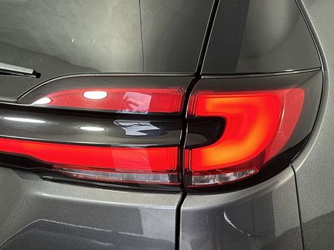 Used 2023 Chrysler Pacifica Touring-L image 29