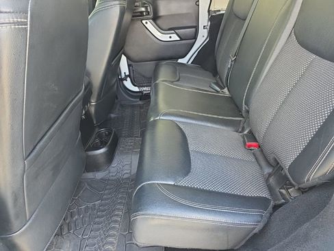 Used 2015 Jeep Wrangler Unlimited Sahara image 18