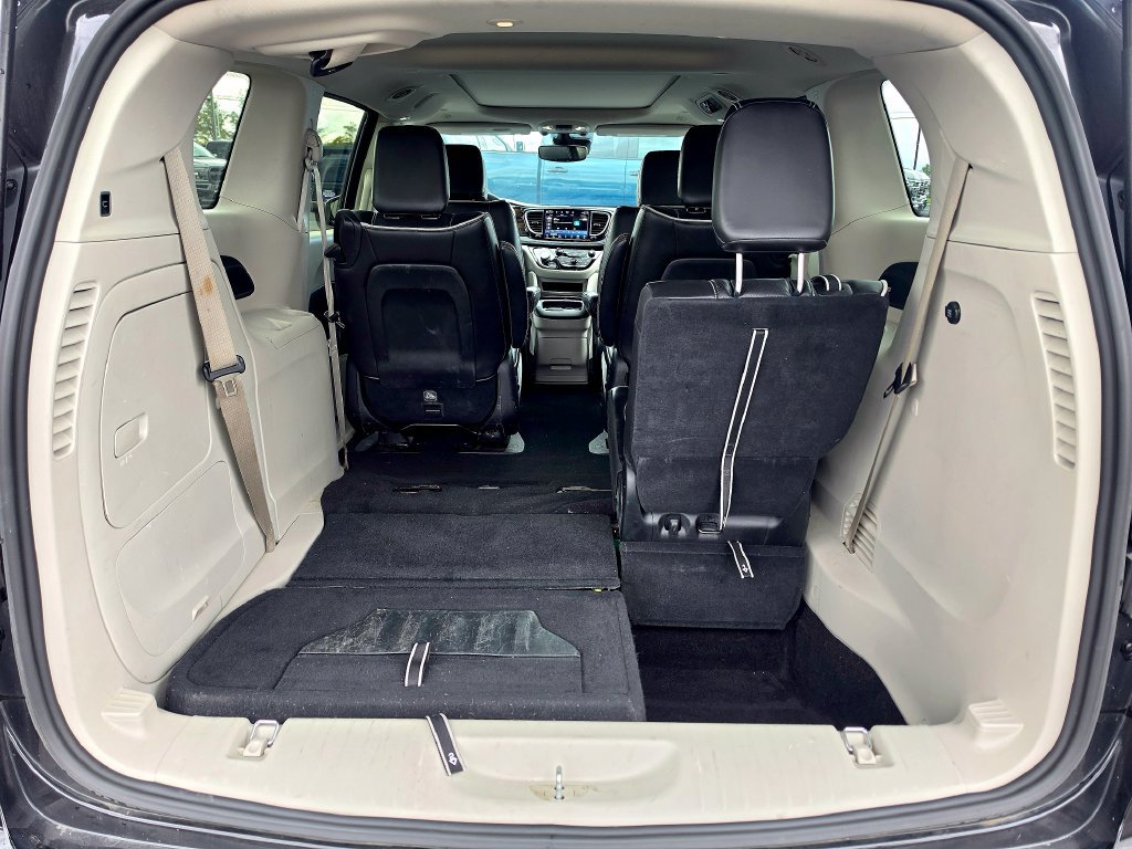 Used 2023 Chrysler Pacifica Limited FWD image 7