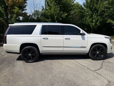 Used 2017 Cadillac Escalade ESV Platinum AWD/4WD image 2
