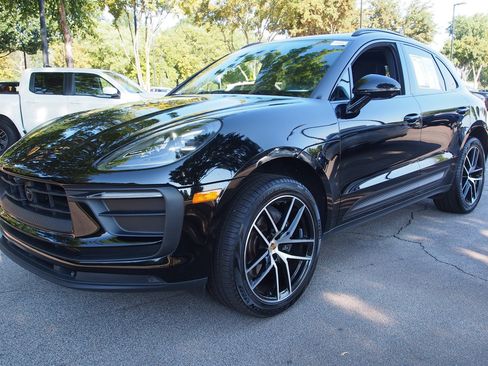 Used 2023 Porsche Macan AWD/4WD image 3