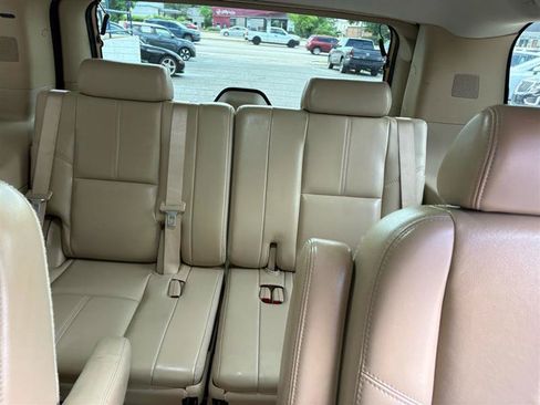 Used 2007 GMC Yukon SLT w/ SLT Preferred Equipment Group AWD/4WD image 16