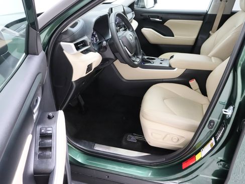 Certified 2025 Toyota Highlander XLE FWD image 14