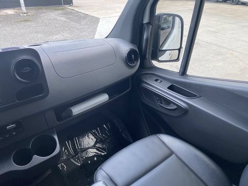 Used 2022 Mercedes-Benz Sprinter 2500 image 4
