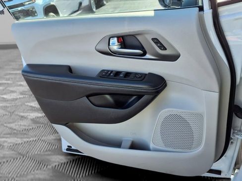 Used 2024 Chrysler Pacifica Touring-L image 16