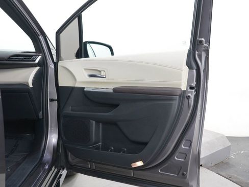 Used 2021 Toyota Sienna Platinum AWD/4WD image 9