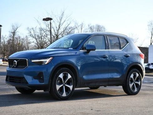 Certified 2025 Volvo XC40 B5 Plus image 3