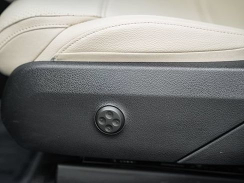 Used 2024 Mercedes-Benz GLC 300 4MATIC image 33