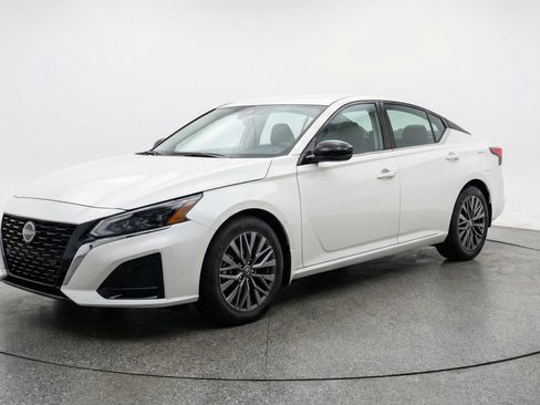 Used 2025 Nissan Altima 2.5 SV FWD image 3