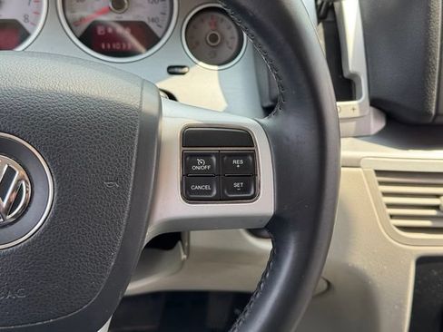 Used 2013 Volkswagen Routan SE FWD image 23