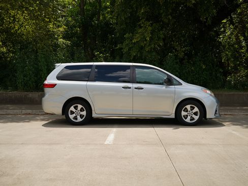 Used 2020 Toyota Sienna L image 10