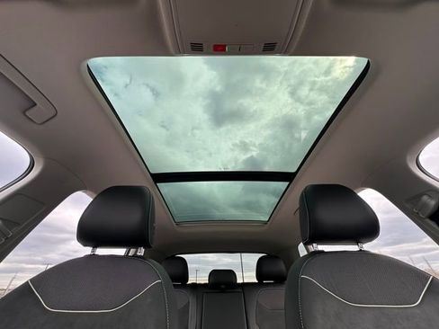 Used 2023 Volkswagen Taos SE w/ Panoramic Sunroof Package image 11