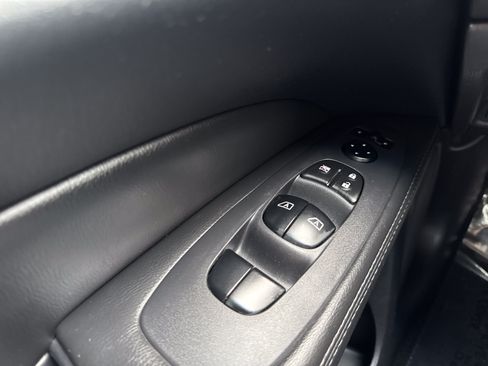 Used 2014 Nissan Pathfinder Platinum FWD image 27