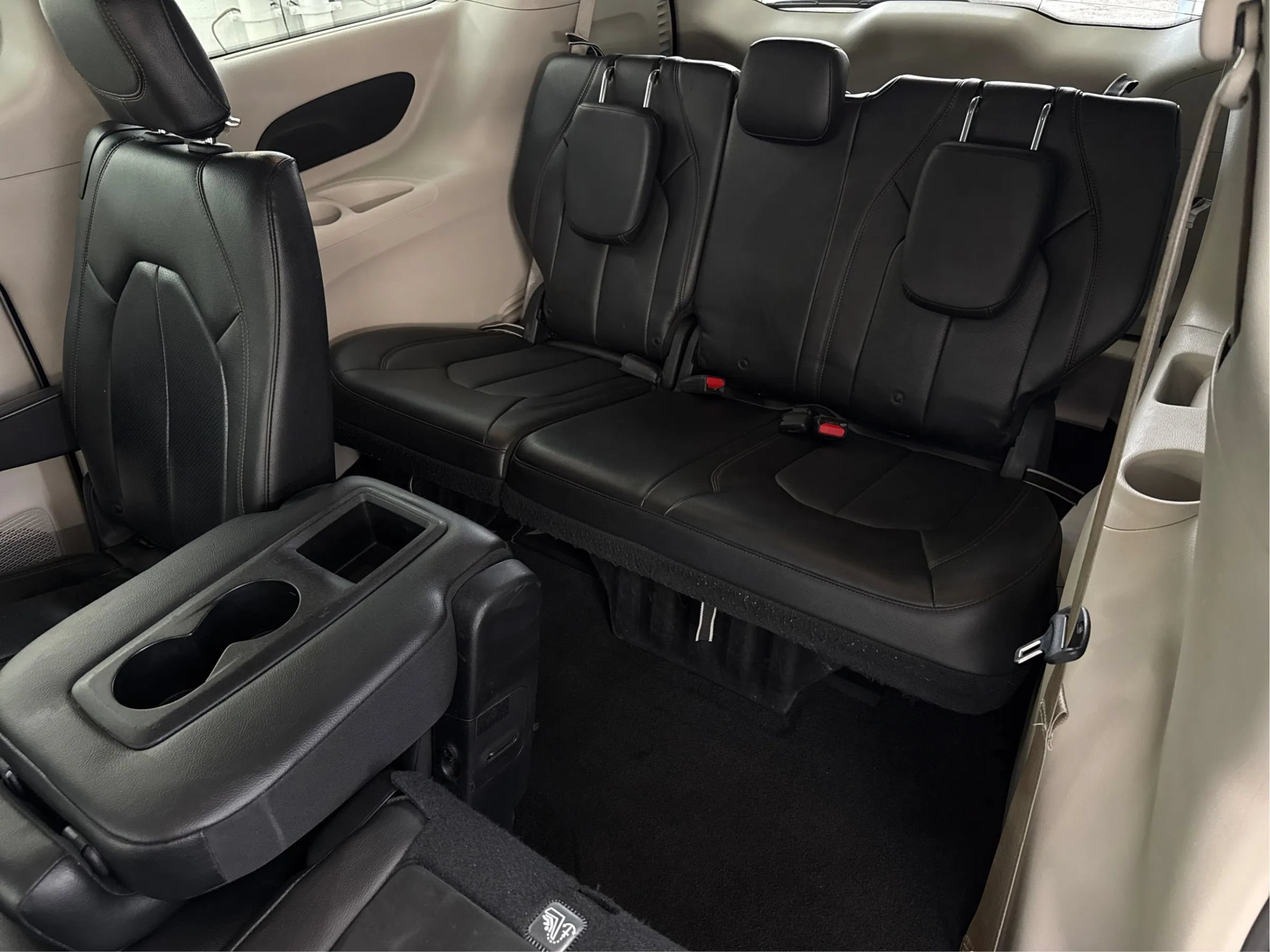 Used 2019 Chrysler Pacifica Touring-L FWD image 40