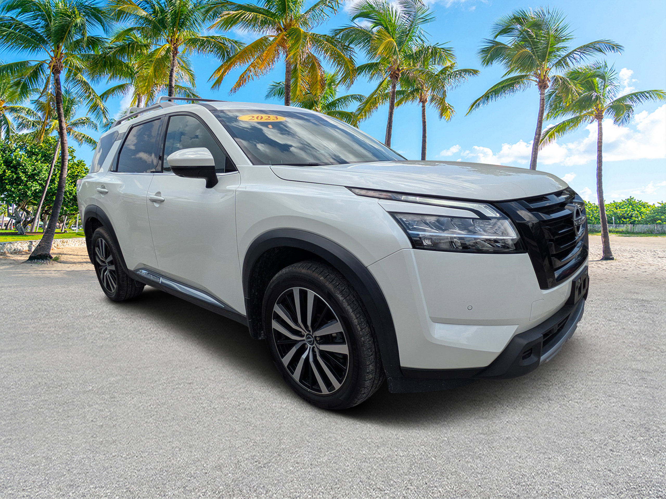 Used 2023 Nissan Pathfinder Platinum w/ Black Appearance Package AWD/4WD image 2