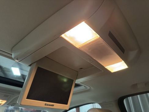 Used 2011 GMC Yukon SLT w/ SLT-2 Equipment Package image 29