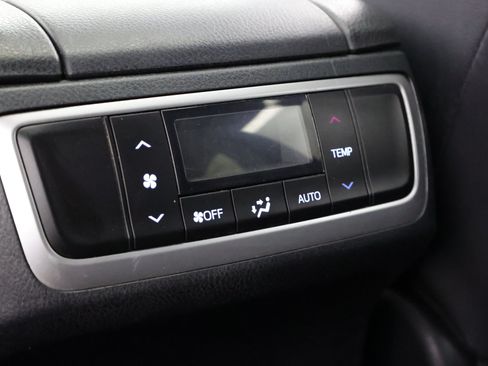 Used 2019 Toyota Highlander XLE AWD/4WD image 33