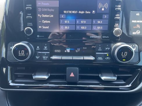 Used 2021 Toyota Highlander XLE AWD/4WD image 25