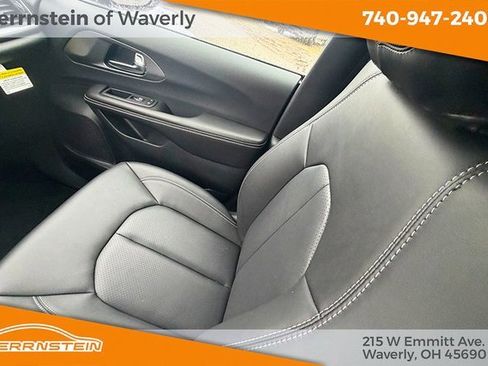 New 2026 Chrysler Pacifica Select image 11