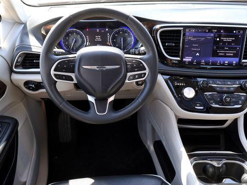 Used 2023 Chrysler Pacifica Limited FWD image 17