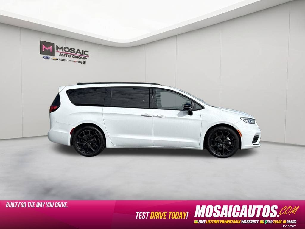Used 2025 Chrysler Pacifica Limited FWD image 8