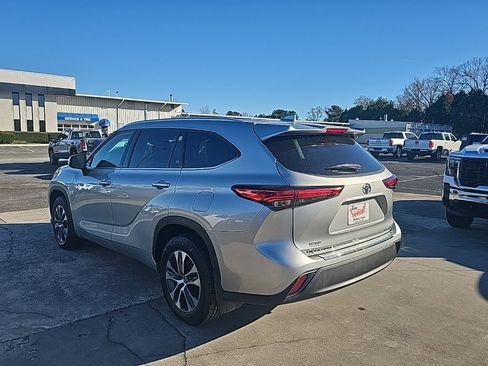 Used 2022 Toyota Highlander XLE image 4