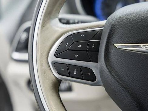 Certified 2019 Chrysler Pacifica Limited FWD image 32