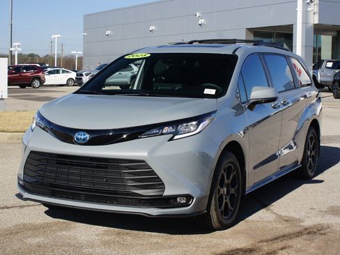 Used 2025 Toyota Sienna XLE Woodland Edition image 2
