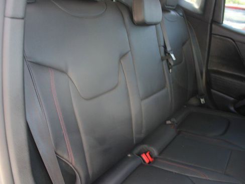 Used 2016 Jeep Renegade Trailhawk w/ Premium Trailhawk Package AWD/4WD image 15